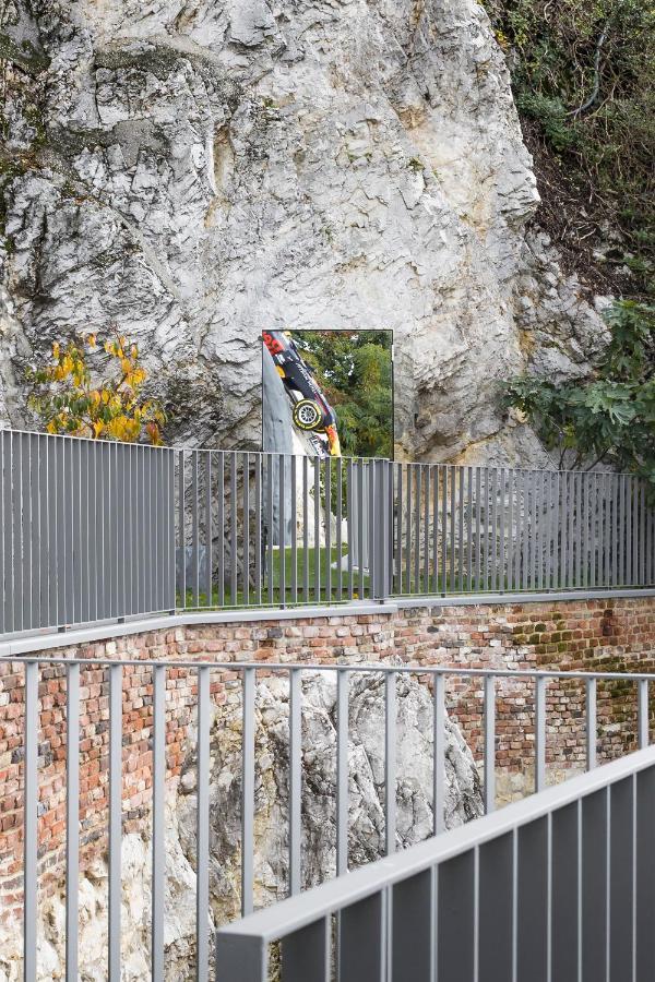 Kai 36 - Hotel Zwischen Fels Und Fluss グラーツ エクステリア 写真 The memorial at the crash site