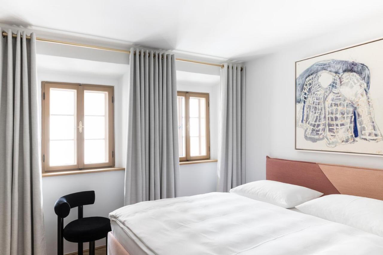 Kai 36 - Hotel Zwischen Fels Und Fluss グラーツ エクステリア 写真 A bedroom with curtains