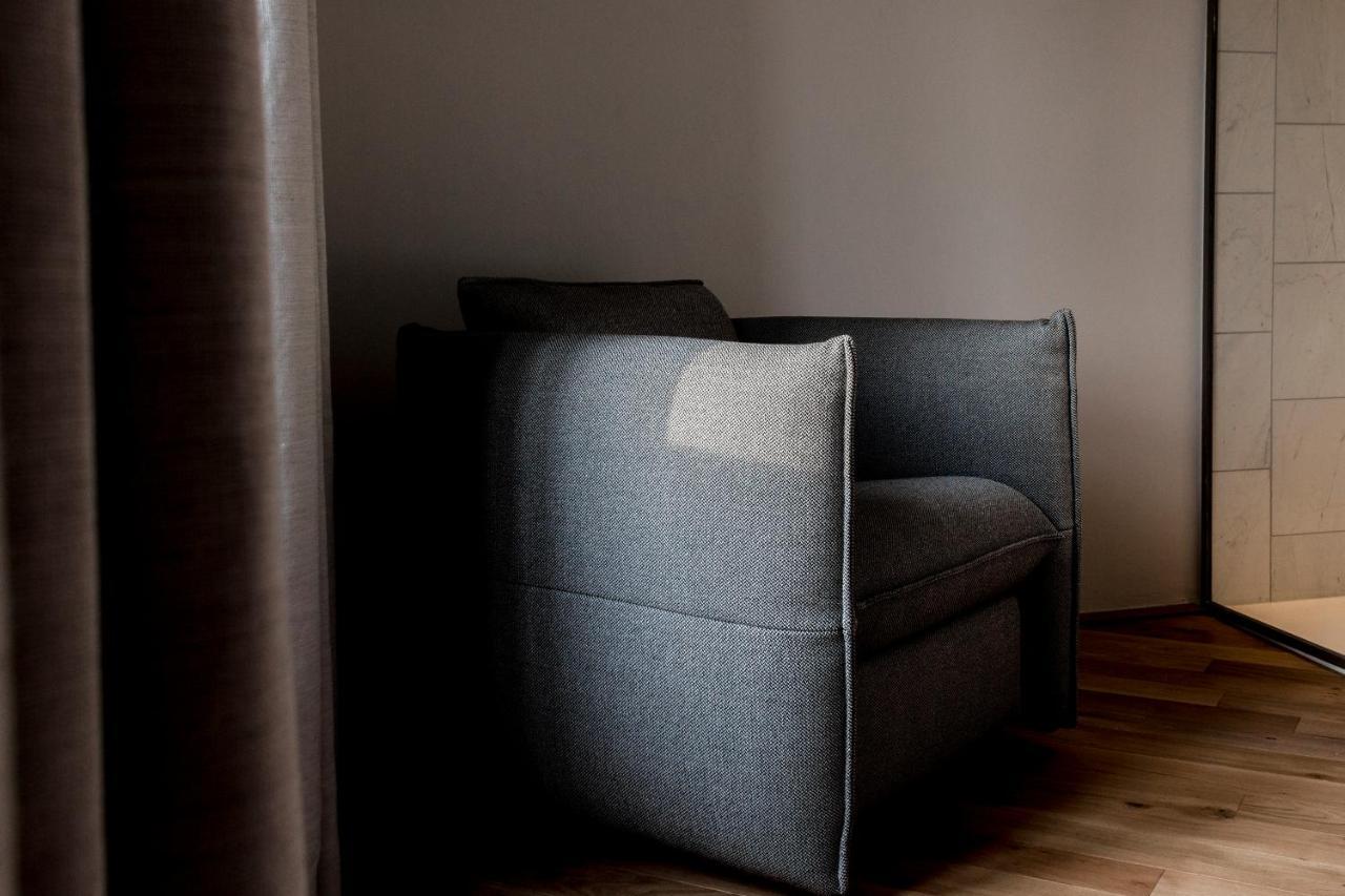 Kai 36 - Hotel Zwischen Fels Und Fluss グラーツ エクステリア 写真 A chair