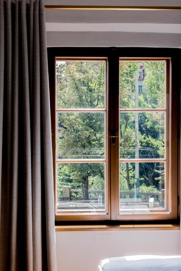 Kai 36 - Hotel Zwischen Fels Und Fluss グラーツ エクステリア 写真 A window with curtains