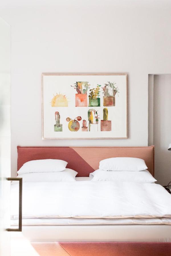 Kai 36 - Hotel Zwischen Fels Und Fluss グラーツ エクステリア 写真 A bedroom with a bed and a painting