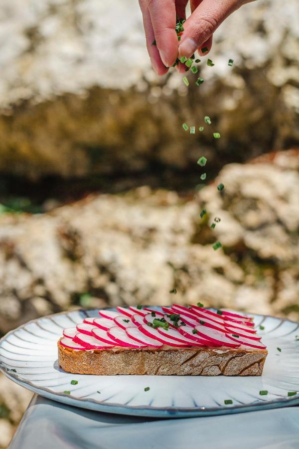 Kai 36 - Hotel Zwischen Fels Und Fluss グラーツ エクステリア 写真 Garnish being added to a dish