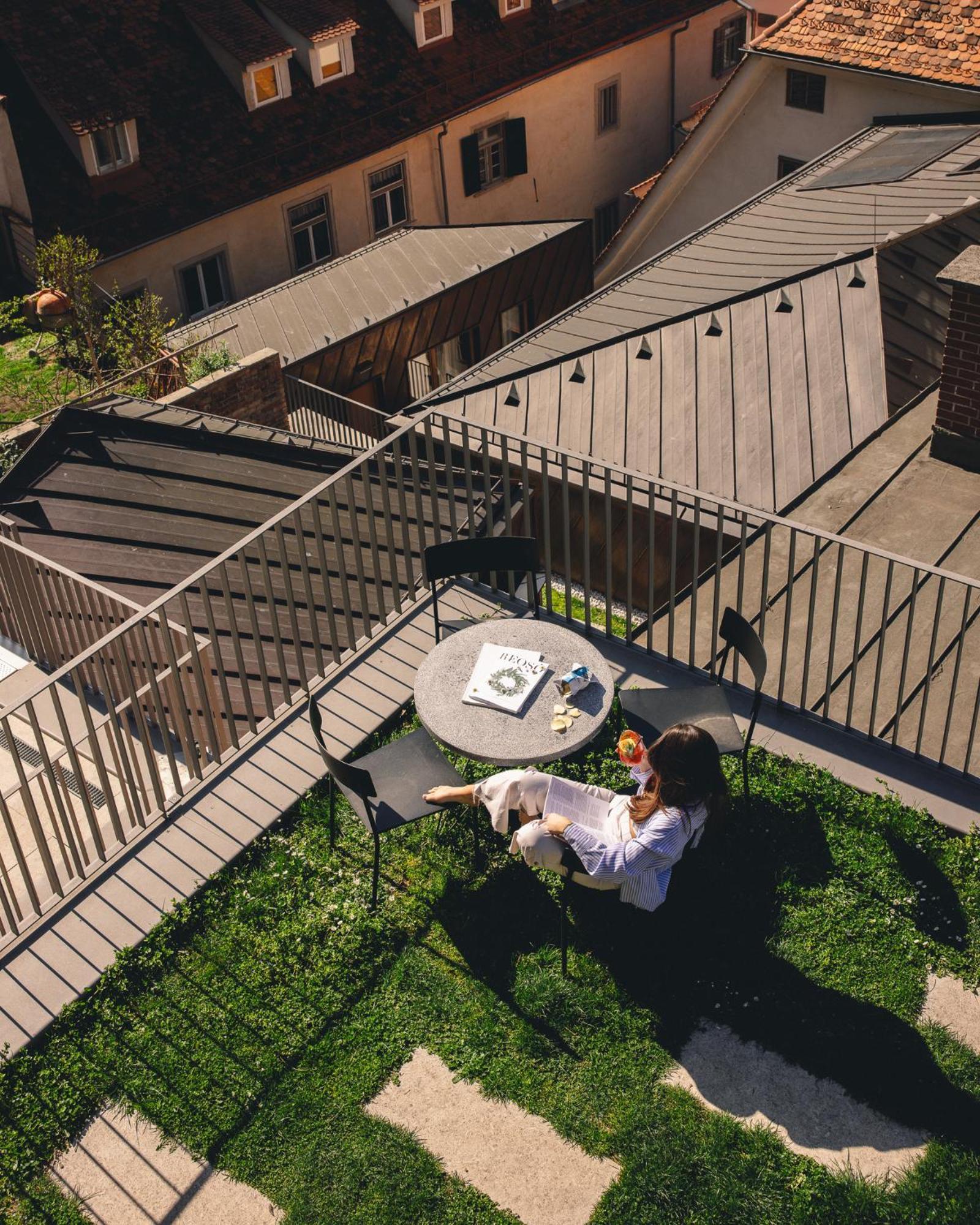 Kai 36 - Hotel Zwischen Fels Und Fluss グラーツ エクステリア 写真 A woman sitting on a balcony