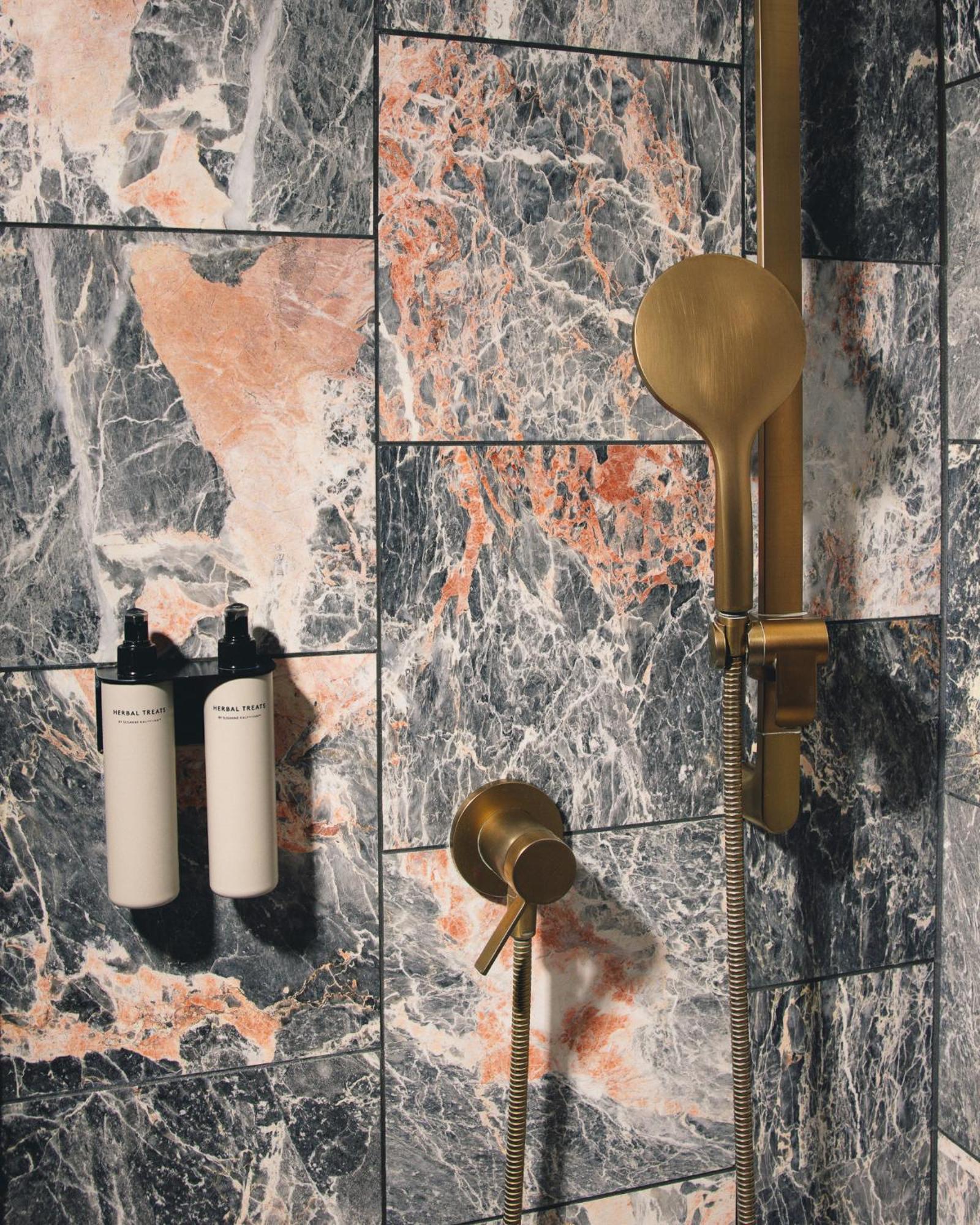 Kai 36 - Hotel Zwischen Fels Und Fluss グラーツ エクステリア 写真 Showering with soap and shower gel