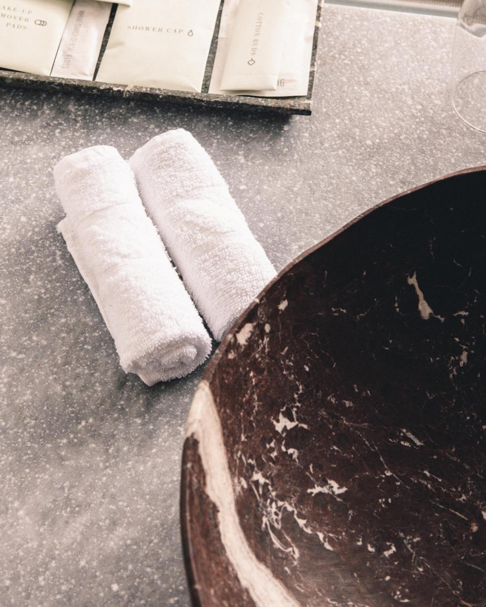 Kai 36 - Hotel Zwischen Fels Und Fluss グラーツ エクステリア 写真 A pair of rolled towels