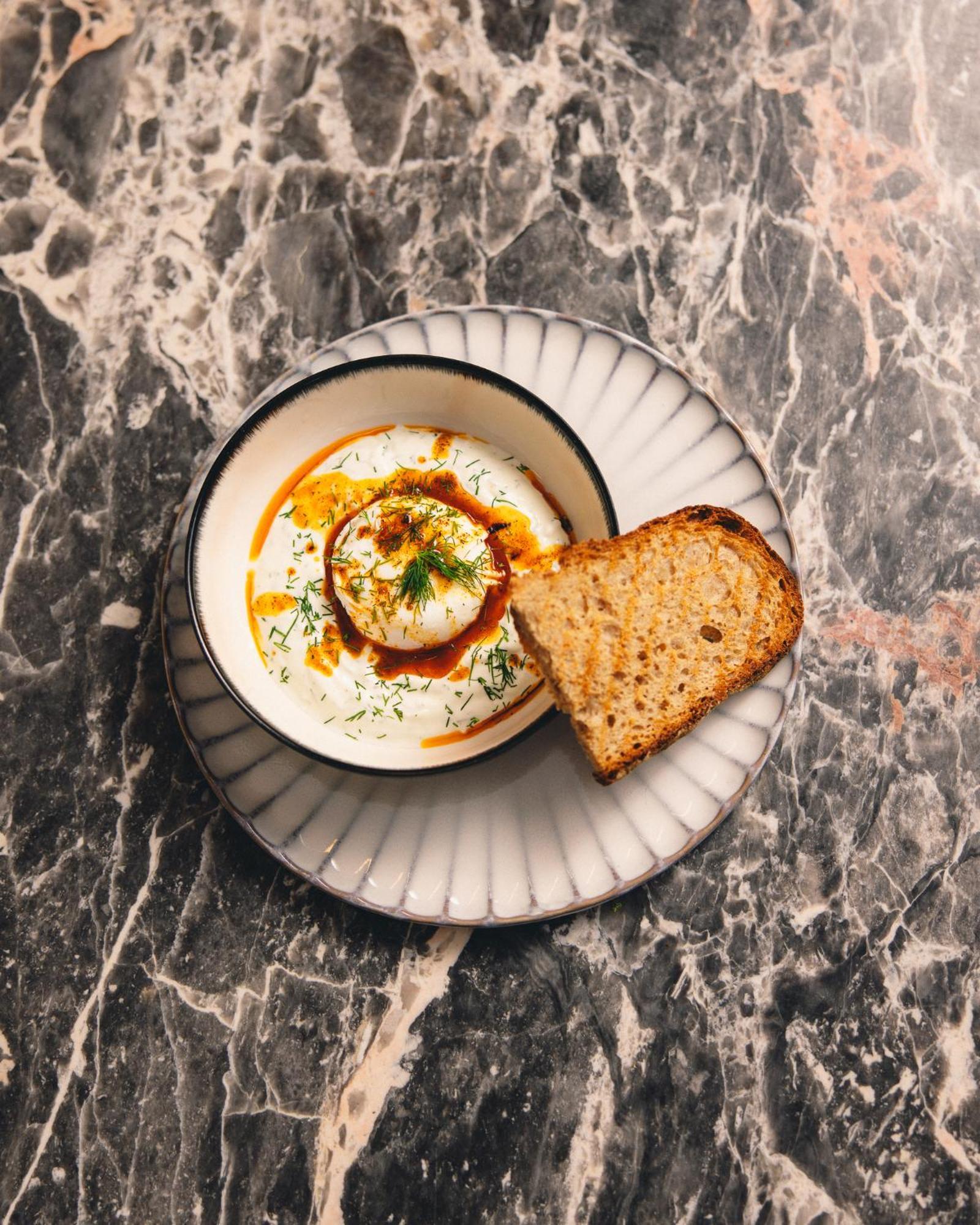 Kai 36 - Hotel Zwischen Fels Und Fluss グラーツ エクステリア 写真 A bowl of Labneh with olive oil and sumac
